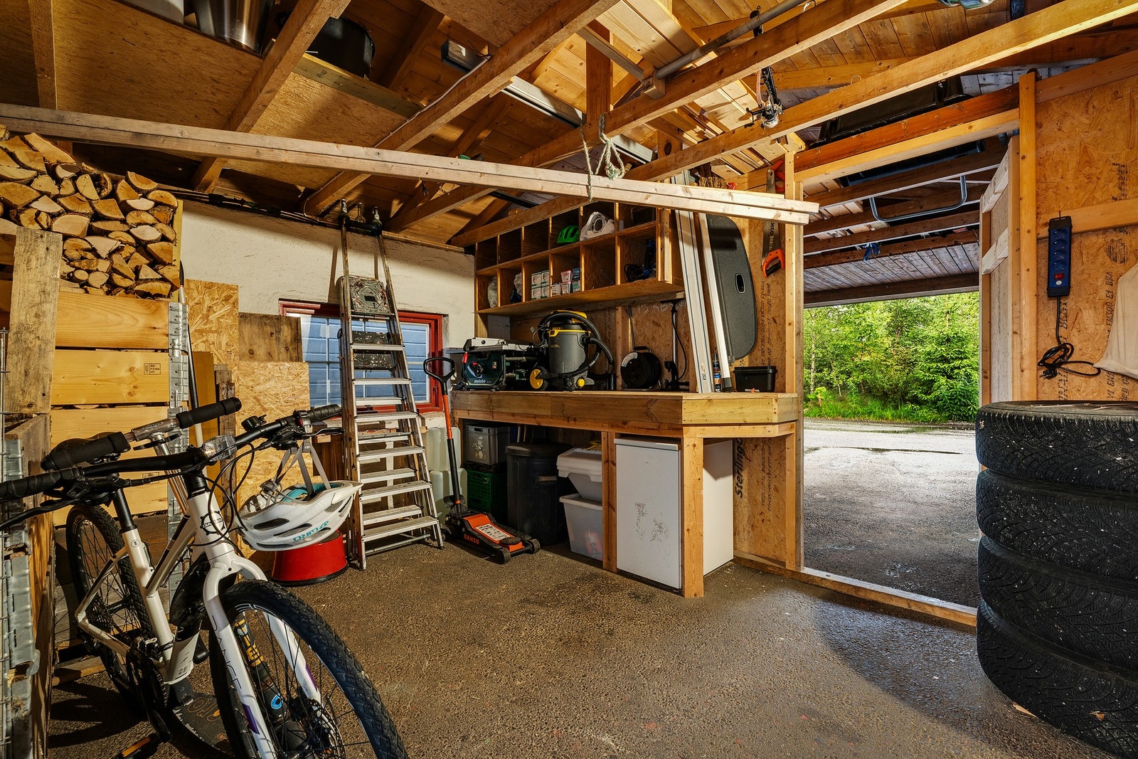 - Redskapsbod i bakre del av carport. Her er det god plass til diverse lagring som bl.a. ved, bildekk og sykler - Galleribilde