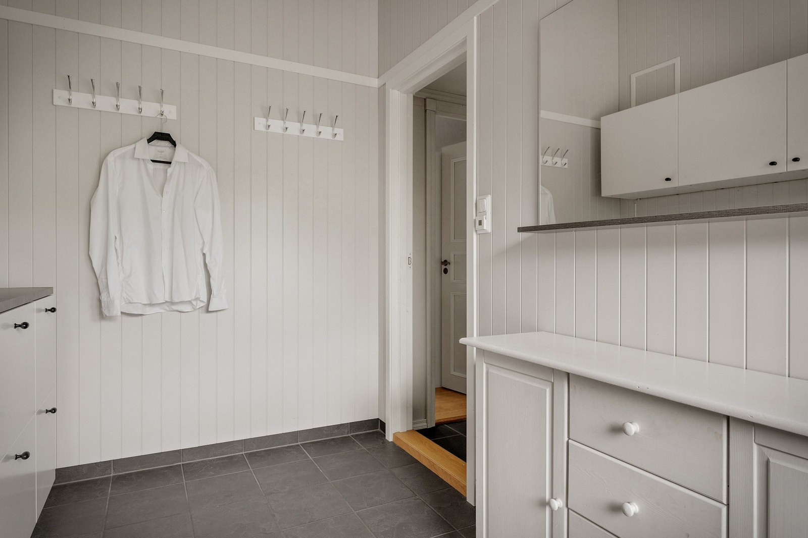 - Vaskerommet inneholder stål vaskekum, opplegg for vaskemaskin/tørketrommel, innredning/skap og laminat benkeplate - Galleribilde