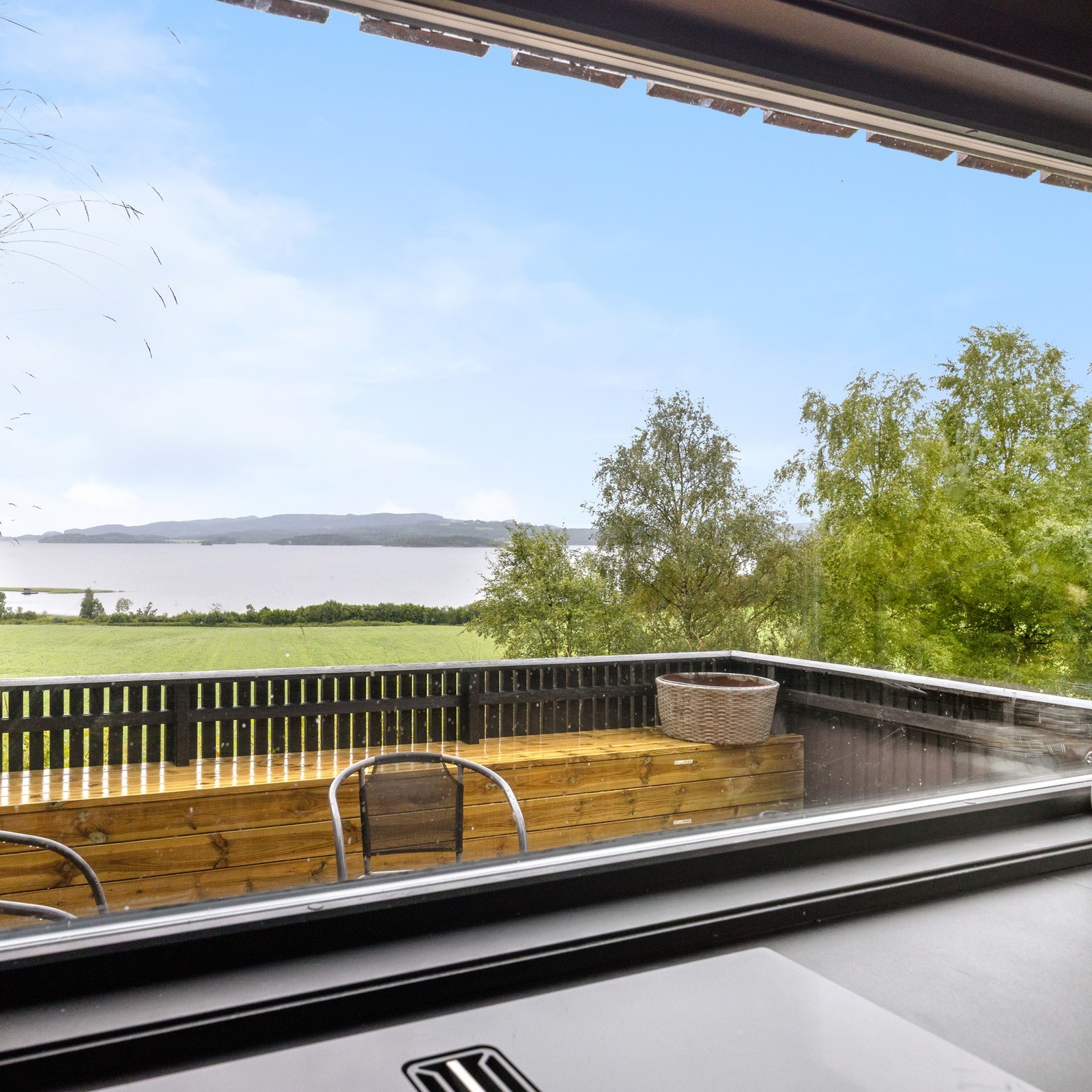 Fra kjøkkenbenken har man vakker utsikt til Snåsavatnet! Galleribilde