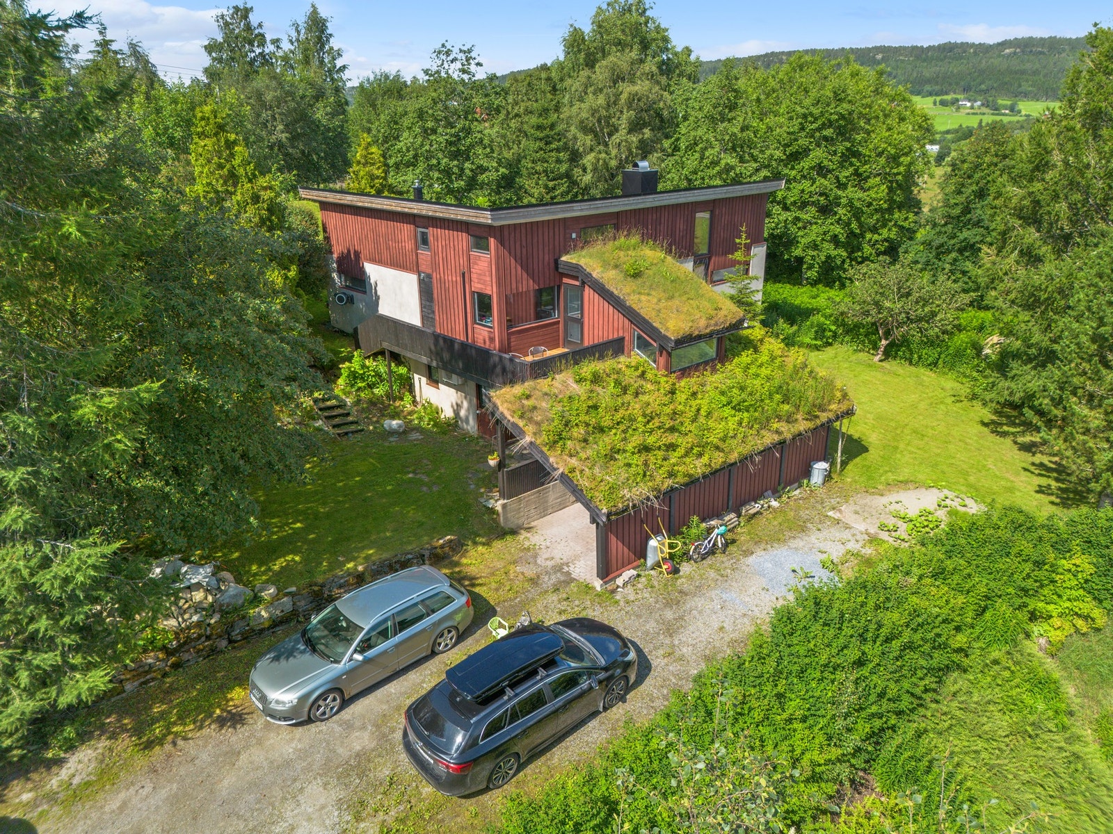Huset har en spennende utforming som glir sømløst inn i omgivelsene. Galleribilde