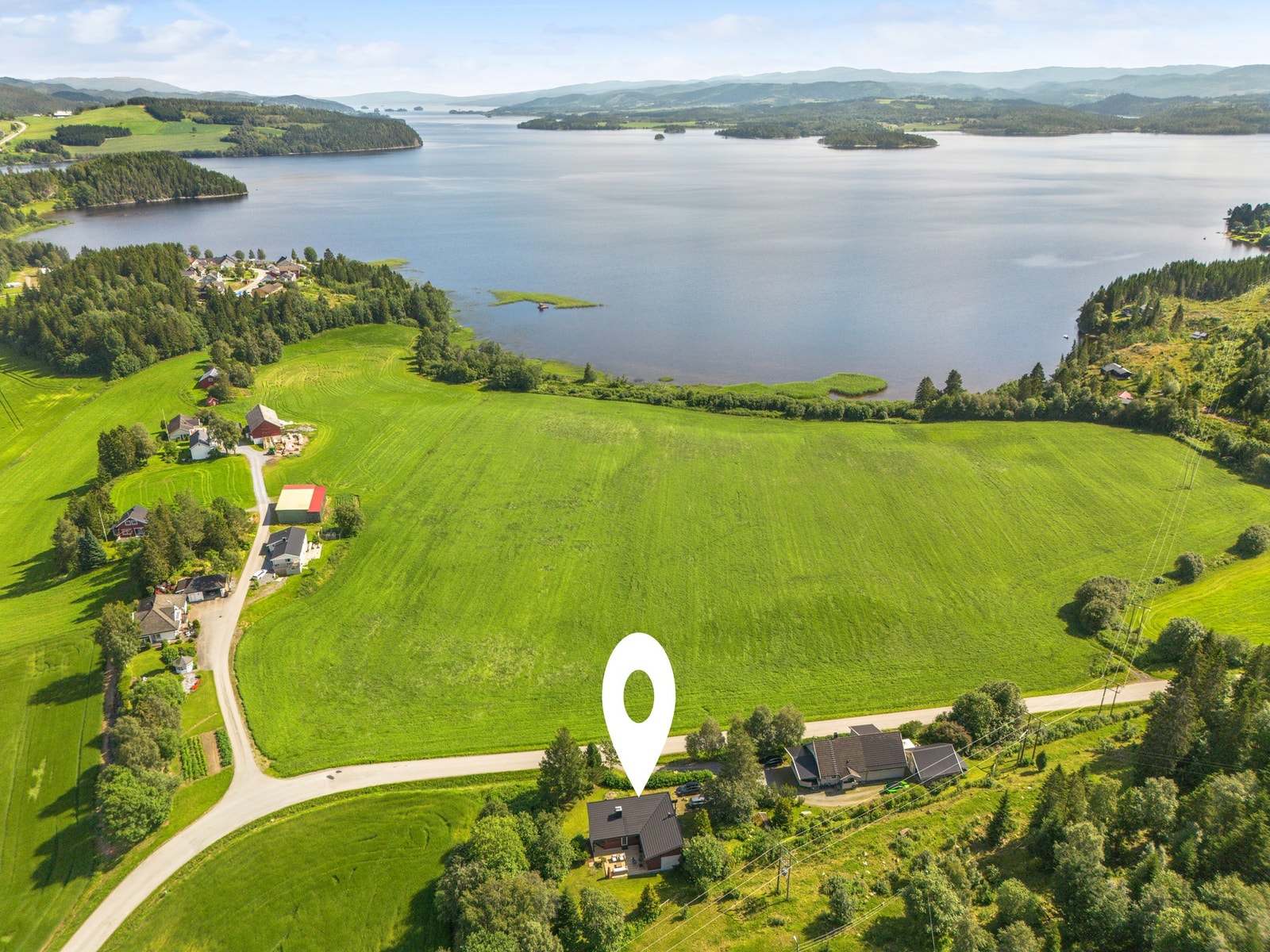 Det er kort vei ned til Snåsavatnet med fine muligheter for bading, fiske og turer langs vannet. Galleribilde