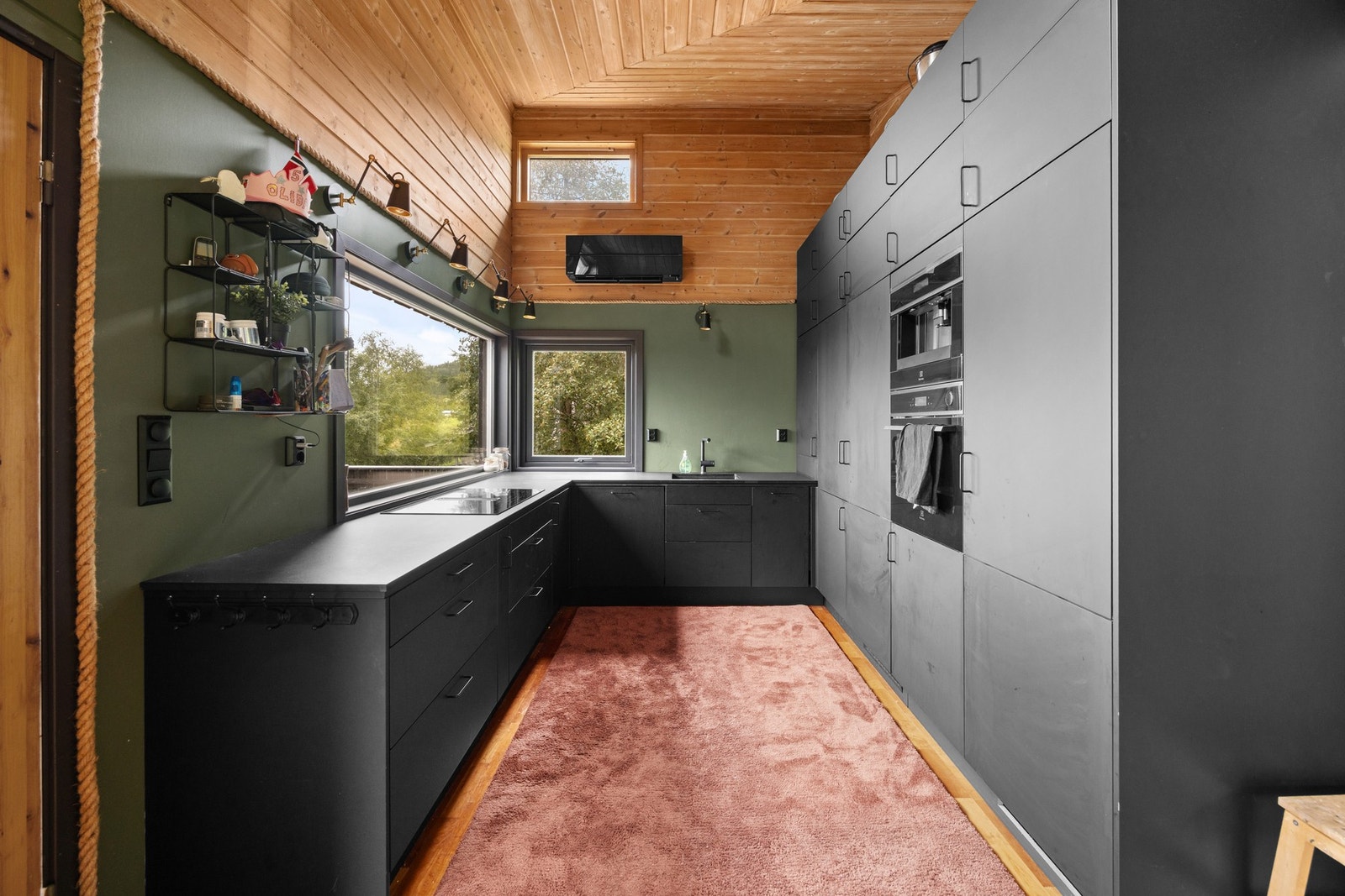 Moderne innredning med integrerte hvitevarer Galleribilde