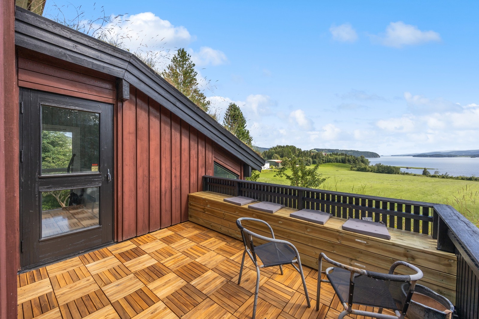 Hyggelig terrasse ved kjøkkenet. Plassbygd benk hvor man kan nyte frokosten! Galleribilde