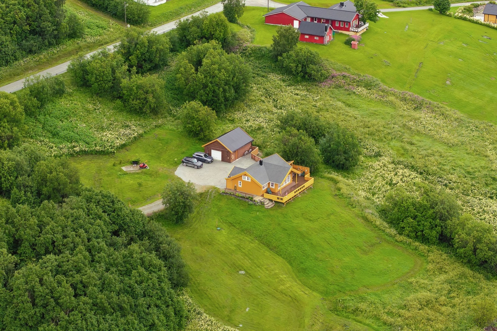 Meget fin beliggenhet i et rolig, idyllisk og naturskjønt område, omkranset av vakker nordnorsk natur!