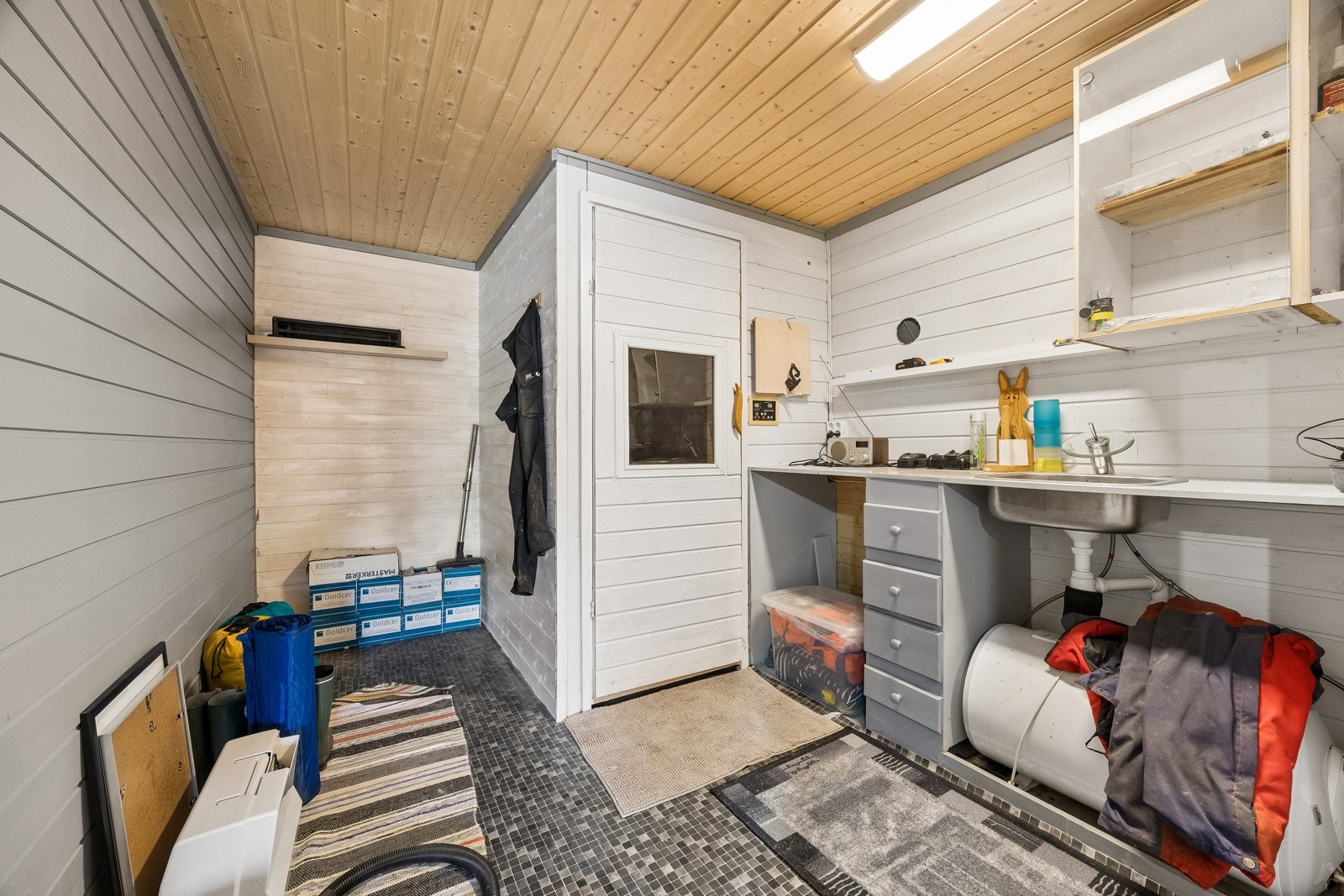 Garasjen har bod som gir deg rikelig med lagringsplass. Det er også badstu med sittebenker og badtuovn i garasjen.