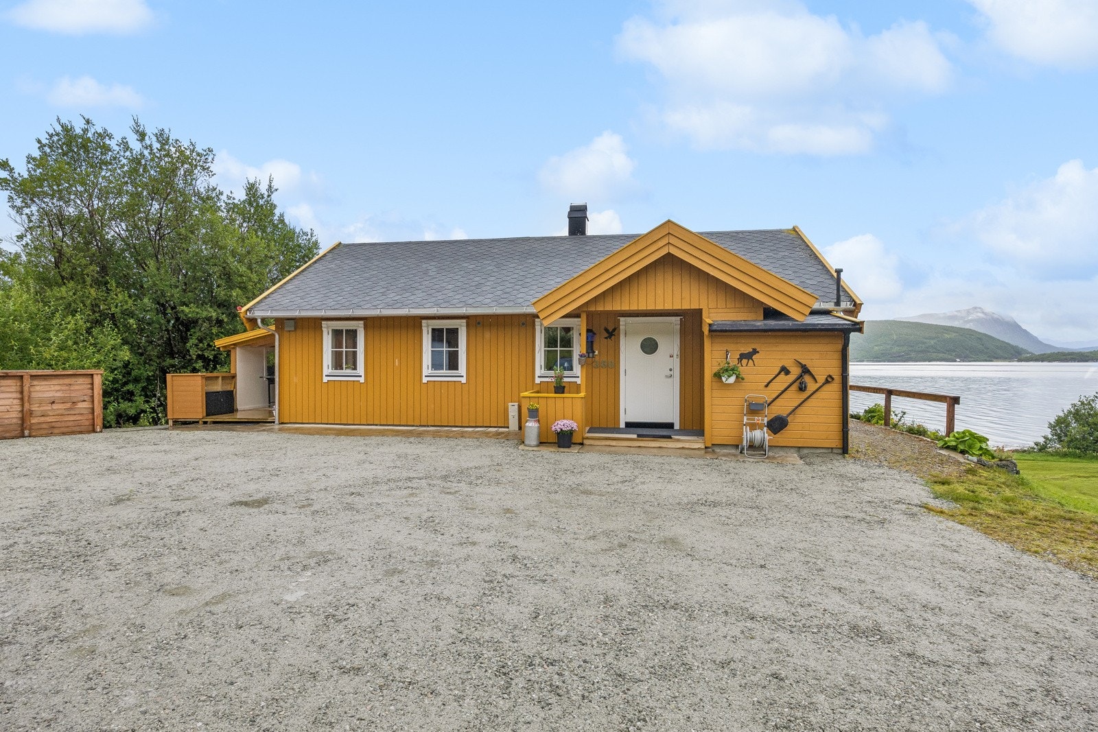 Det er enkel adkomst via bilvei helt frem til eiendommen, som gjør det enkelt å komme seg på hytta uansett sesong.