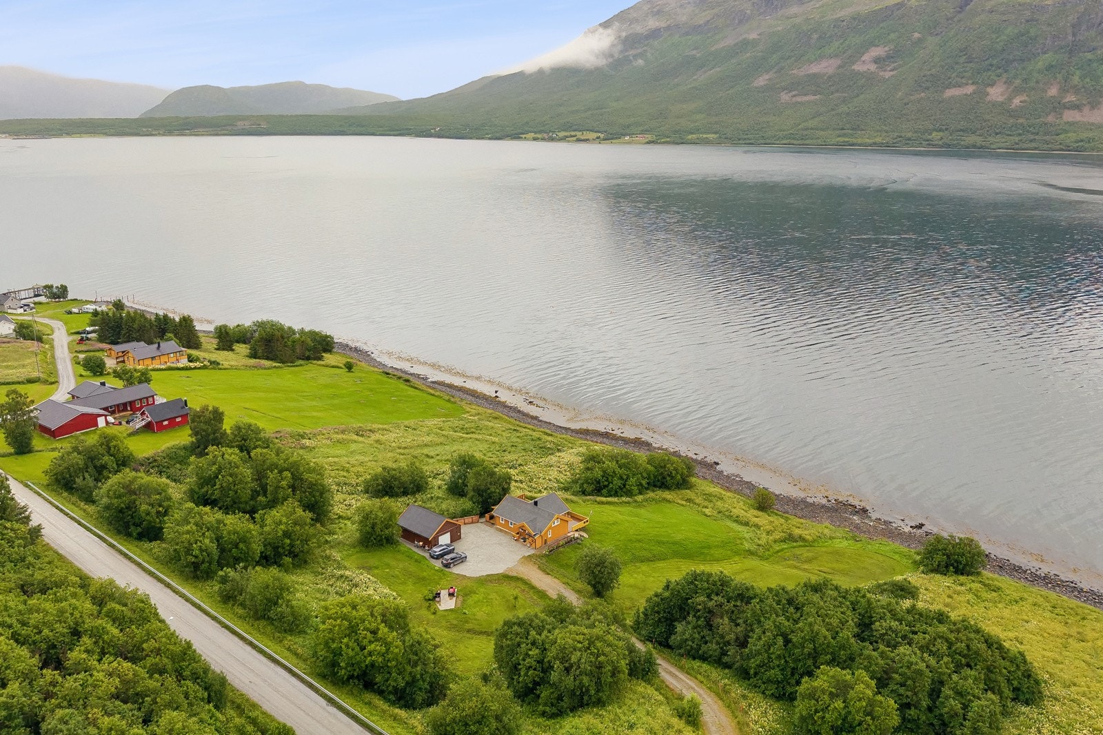 Fritidsboligen ligger idyllisk til nær sjøen, med enkel tilgang til fiske og båtliv. Og båten i garasjen medfølger