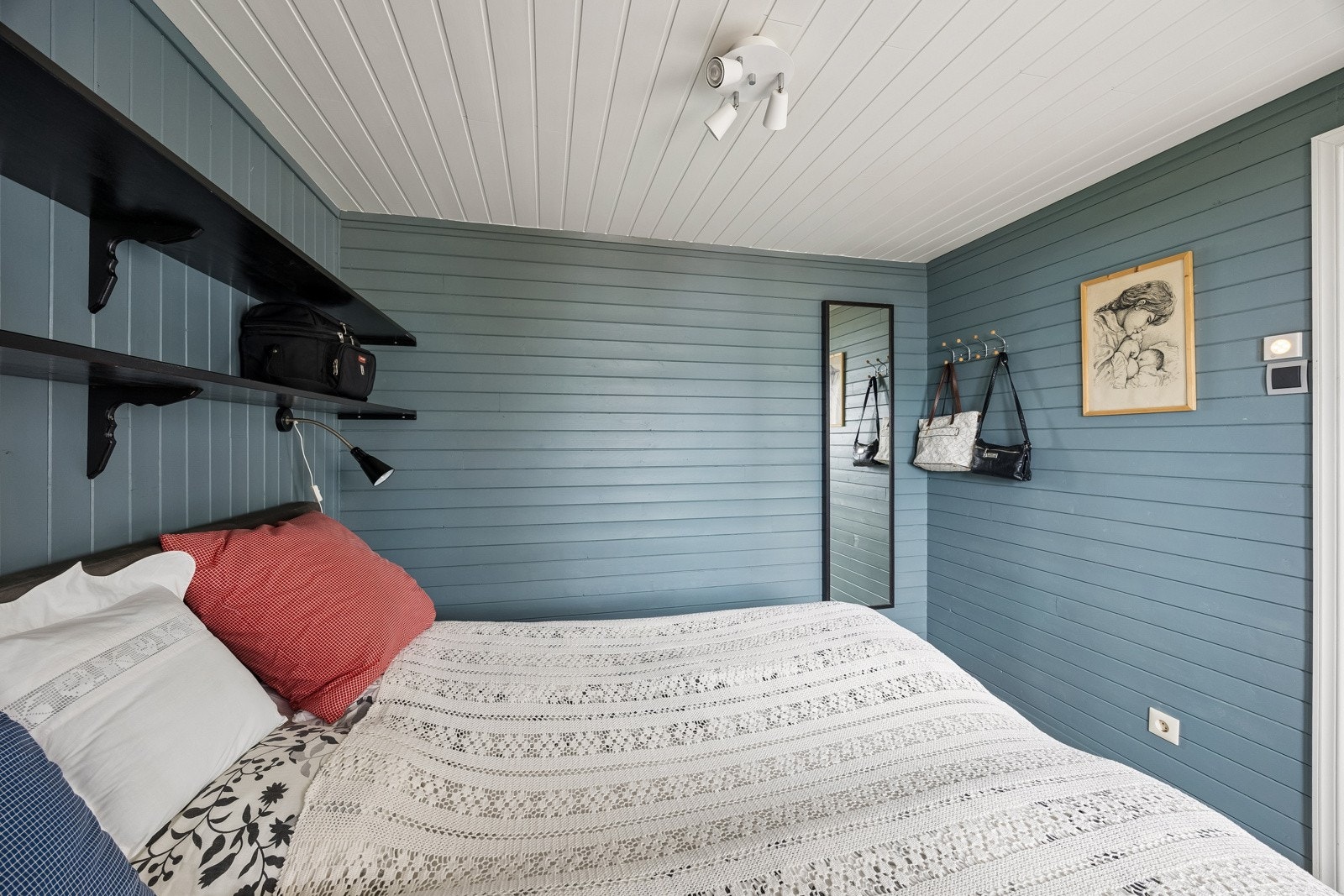 Hovedsoverom har en stor dobbelseng, garderobe og hyller