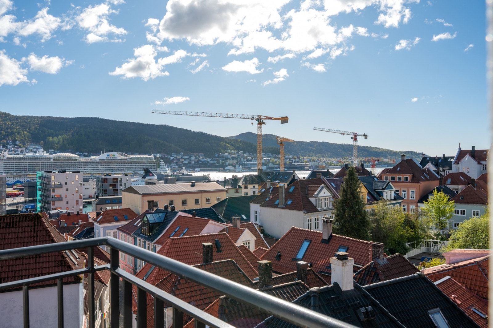 Balkongen vender mot nordvest og har dermed gode solforhold på ettermiddag og kveldstid. Galleribilde