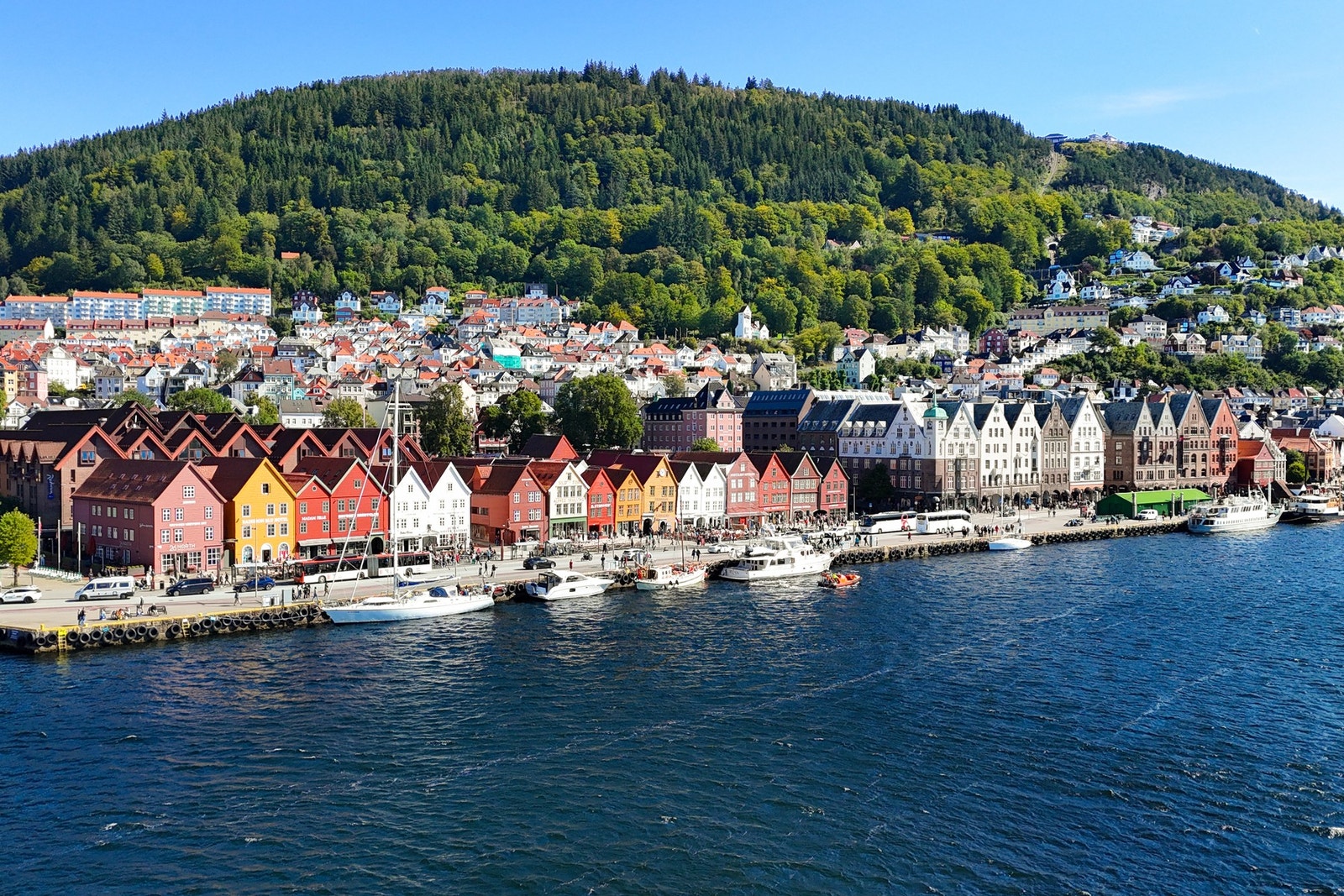 En 10-15 minutters gange kommer man ned til Fisketorget og Bryggen. Galleribilde