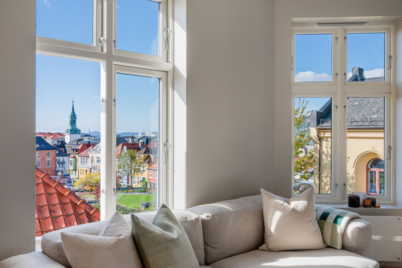 Her er det store bygårdsvinduer som slipper inn den nydelige utsikten over sjarmerende Bergenshus og fjordens byliv. Galleribilde