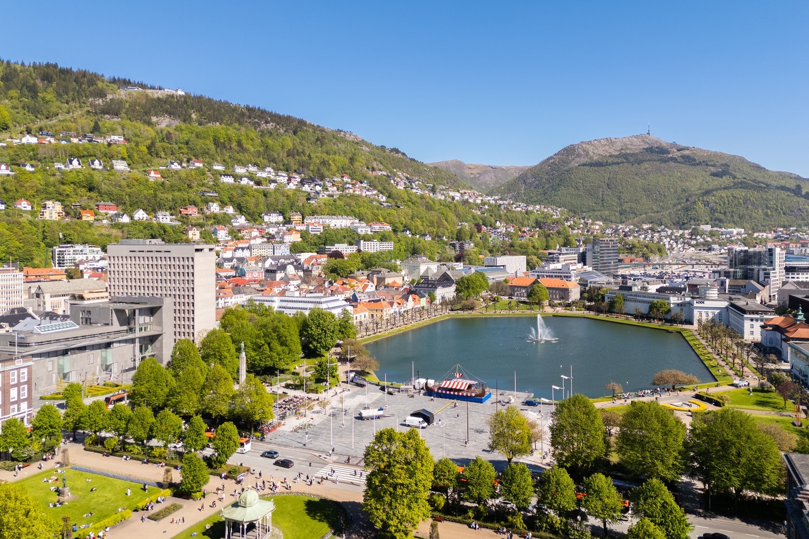 Festplassen og Lille Lungegårdsvannet er like ved. Galleribilde