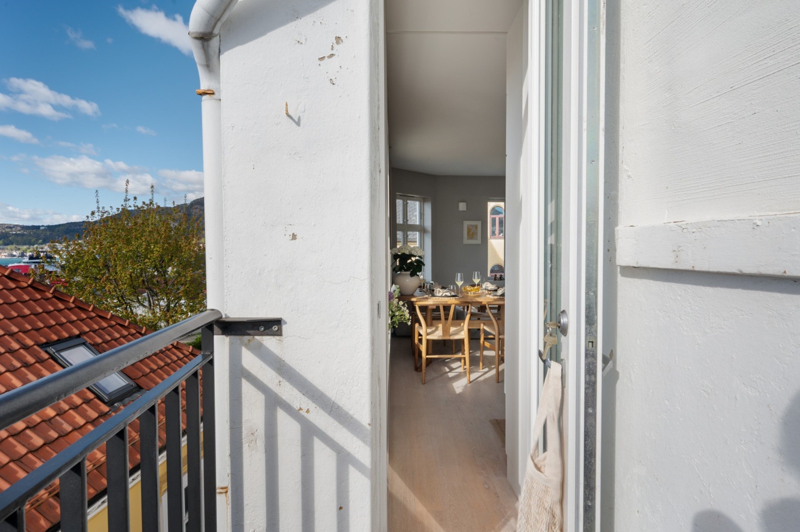Vi beveger oss inn i stuen. Galleribilde
