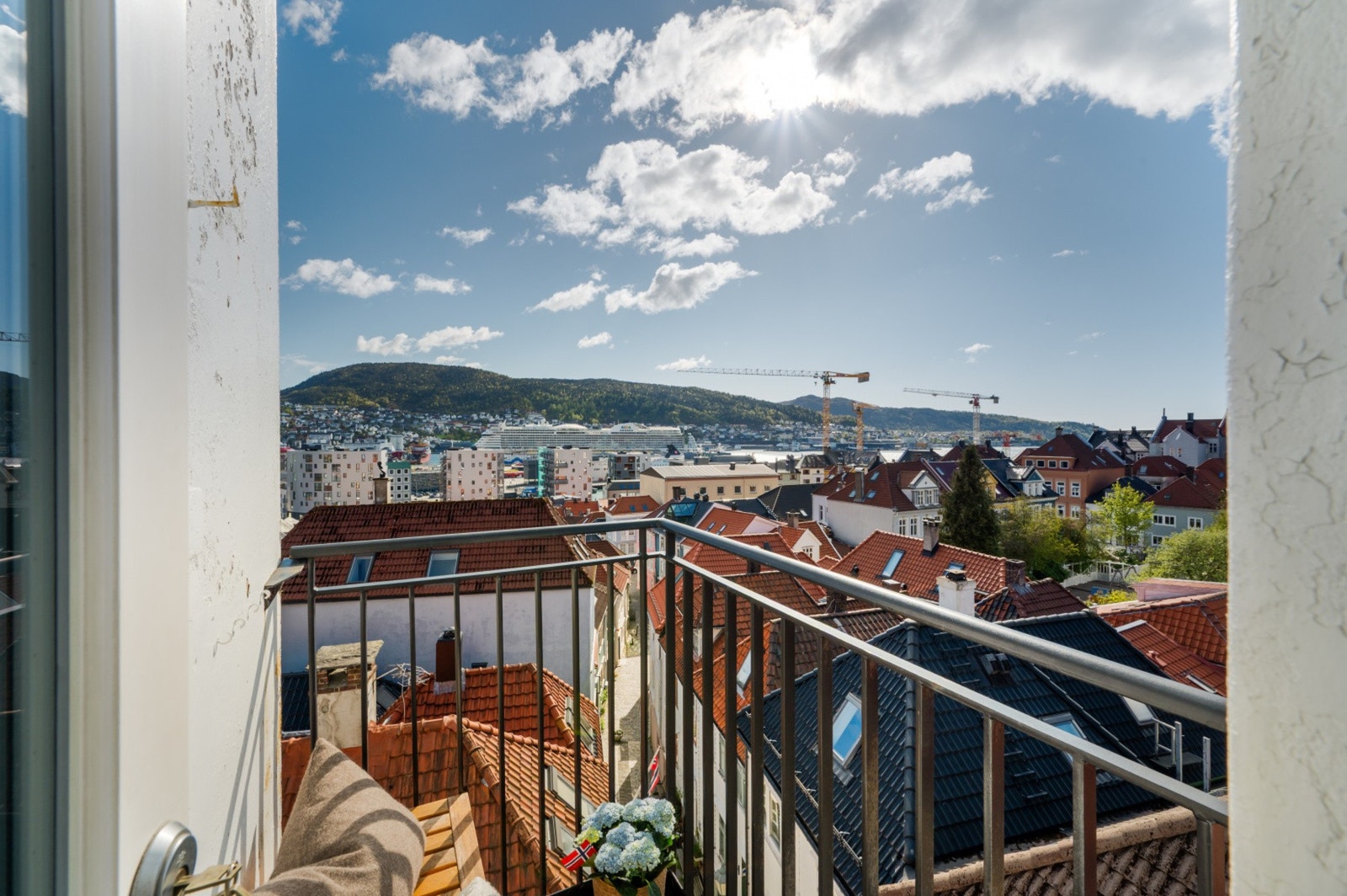 Dette er en nydelig bygårdsleilighet med balkong, fantastisk utsikt fra vinduene i bygårdsstil og god takhøyde på 2,72 meter i stue! Galleribilde