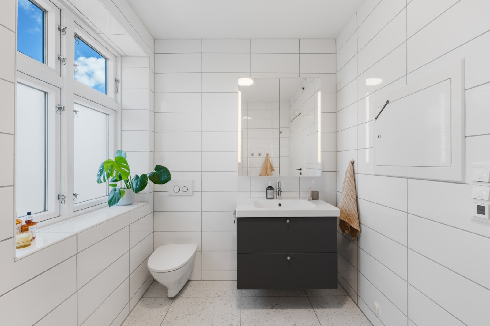 Badet måles til 4,4 kvm. og er helfliset med underliggende varmekabler. Galleribilde