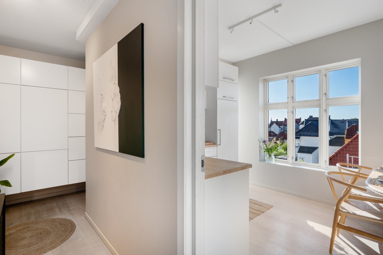 Vi beveger oss ut i gangen hvor det er tilkomst til et vaskerom bak kjøkkenet, hvor man har plass til vaskemaskin og tørketrommel. Galleribilde