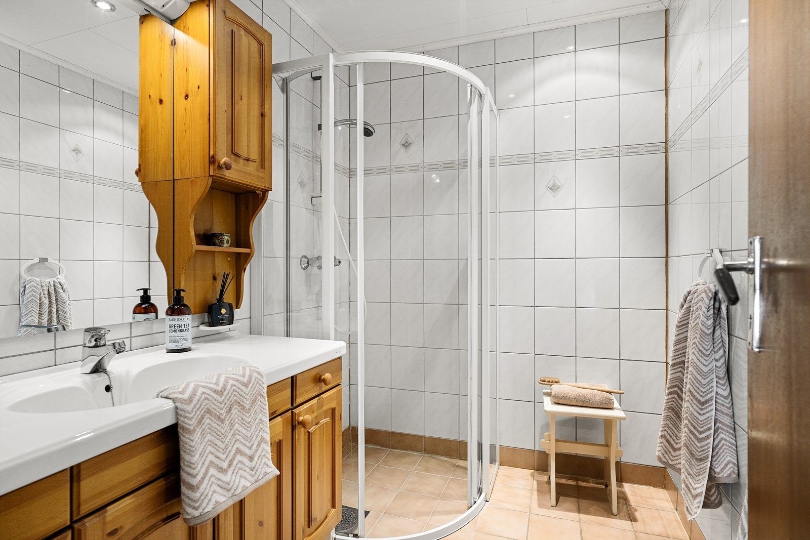Badet er utstyrt med dusj og servant. Galleribilde