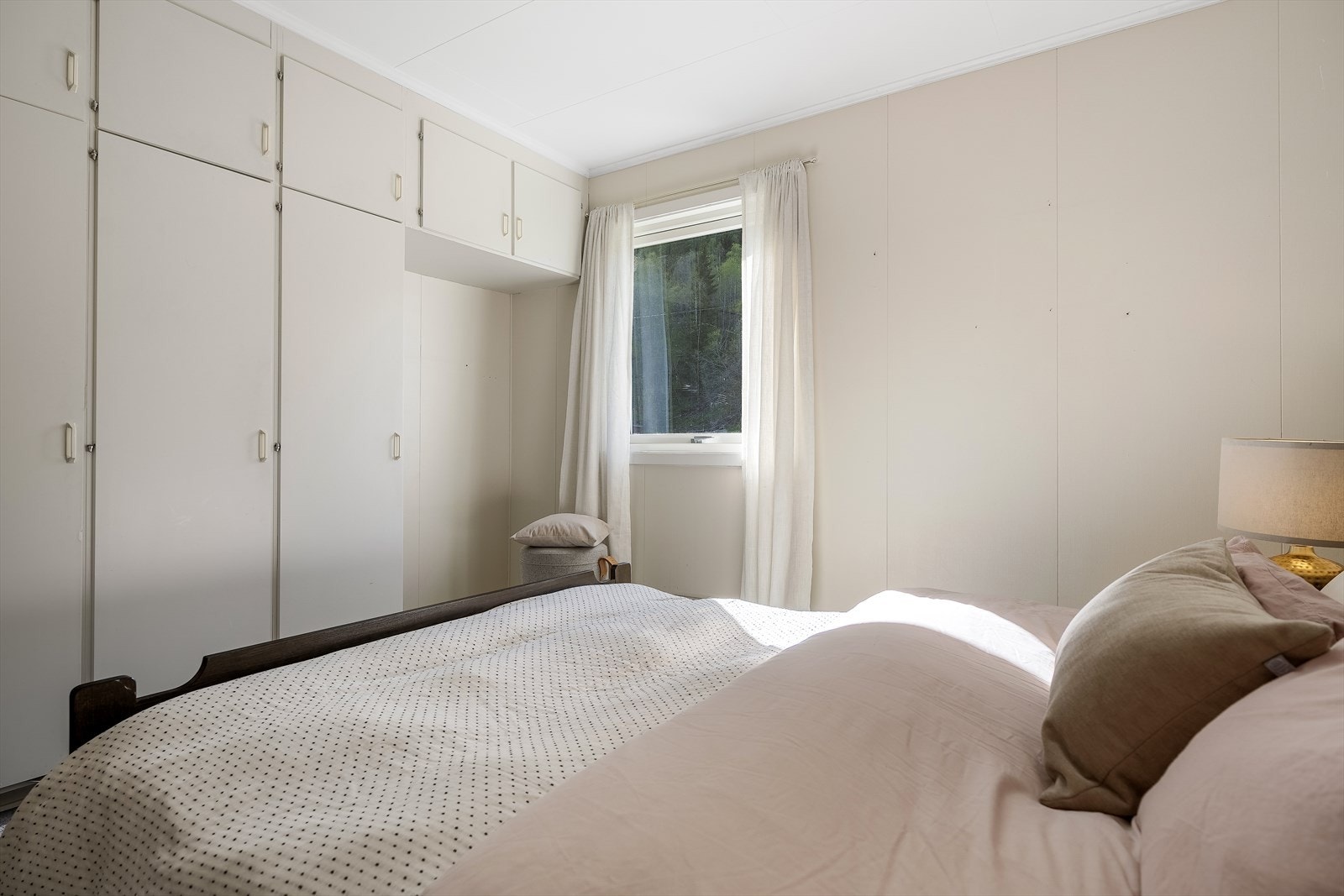 Soverommet er utstyrt med integrert garderobe for enkel og effektiv oppbevaring. Galleribilde
