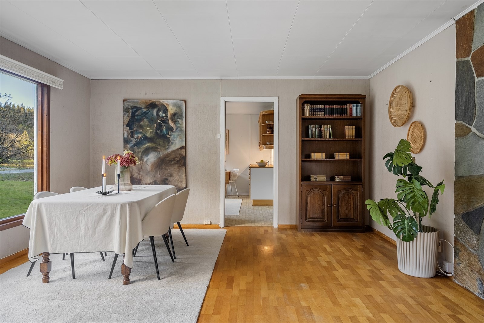 Stuen har en god planløsning med naturlig plass til spisegruppe. Galleribilde