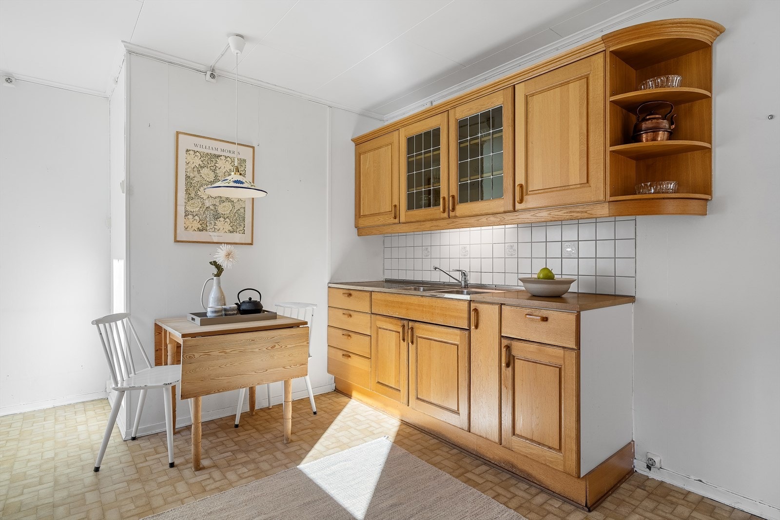 Det er også plass til et lite spisebord på kjøkkenet. Galleribilde