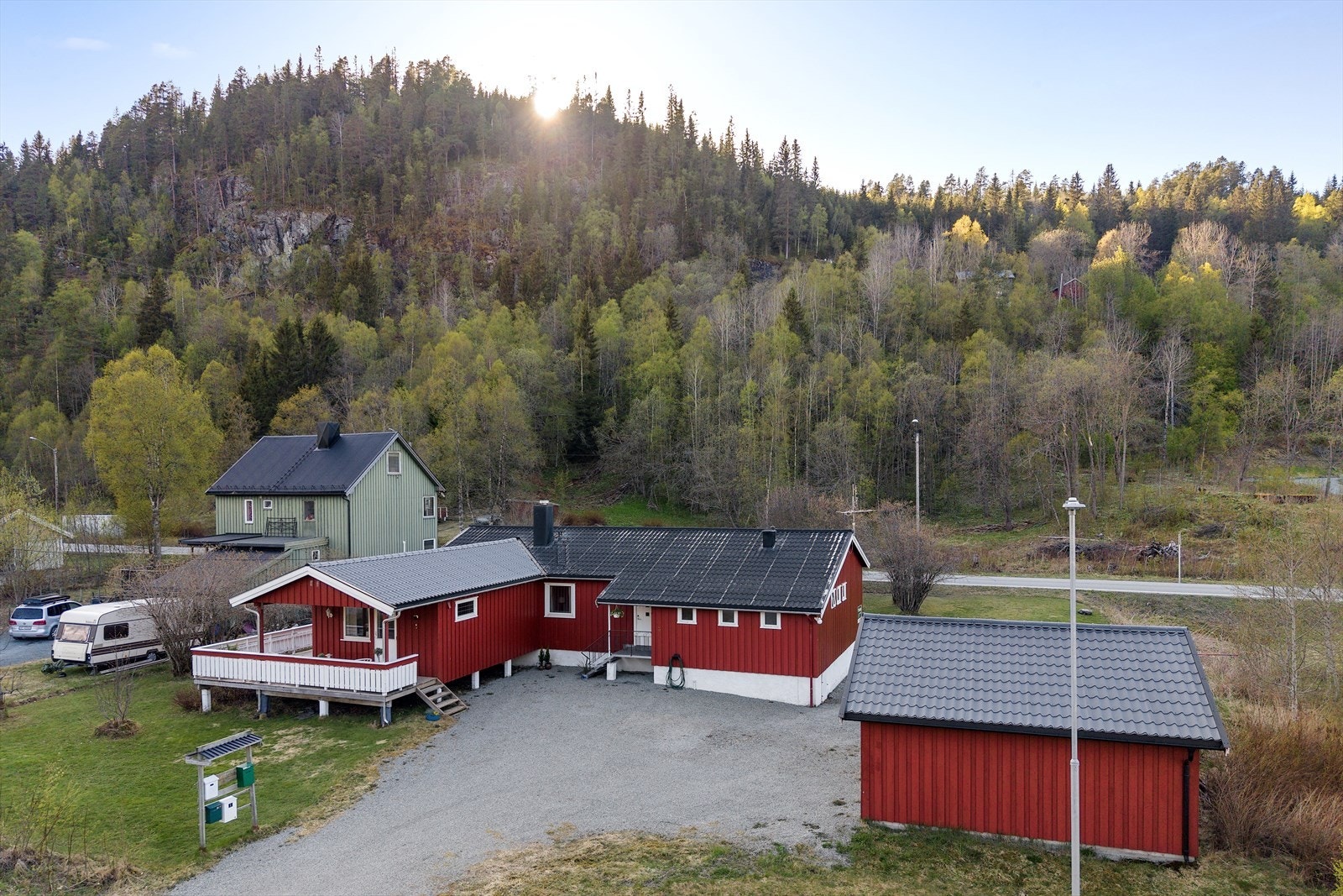 Her får du en pent opparbeidet gårdsplass med god funksjonalitet og innbydende uttrykk. Galleribilde