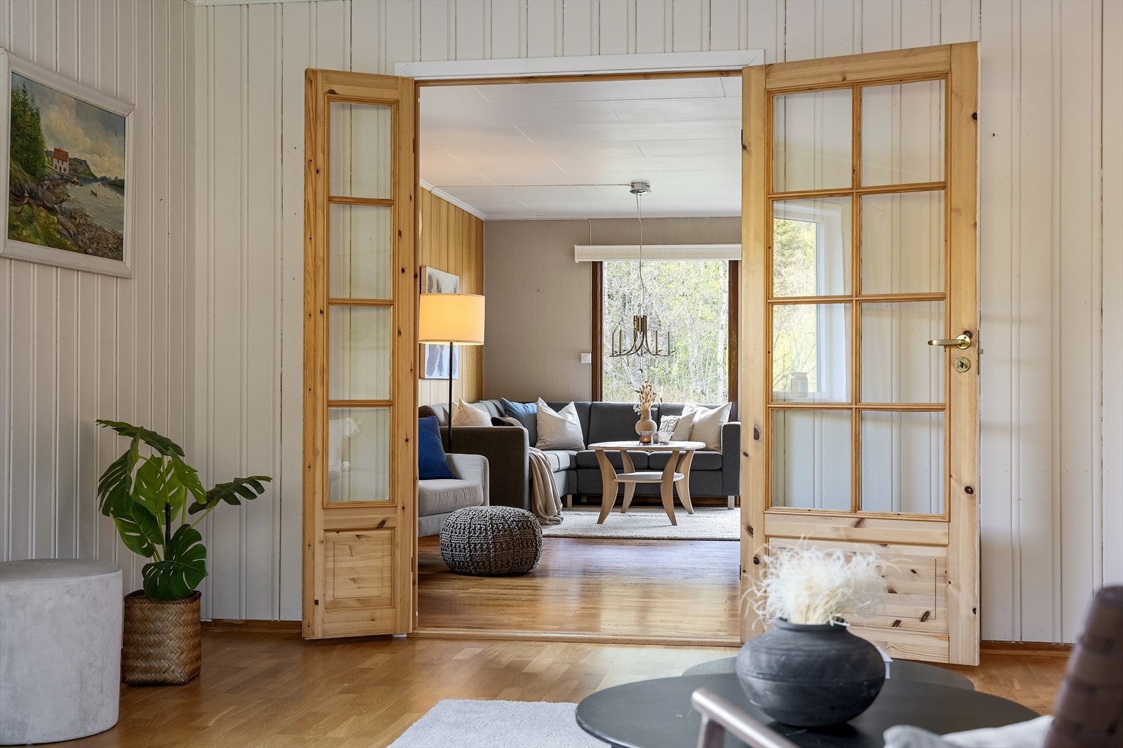 Her skilles den opprinnelige stuen fra den ekstra påbygde stuen på en naturlig måte. Galleribilde