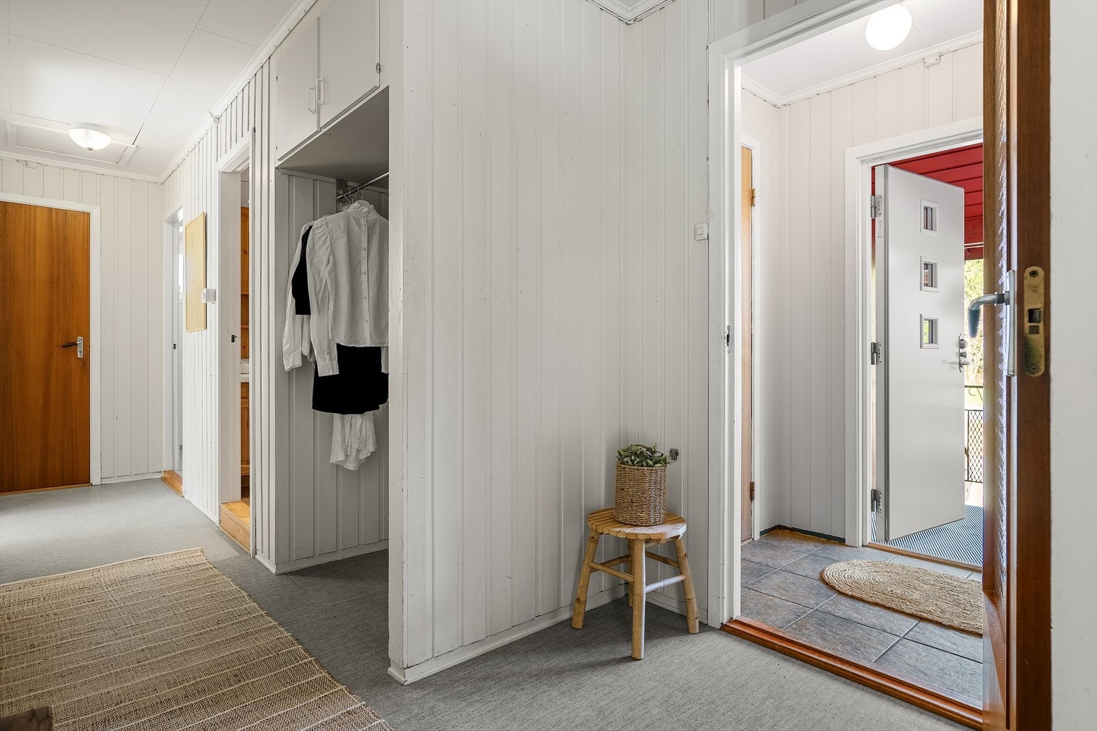 Her får du en romslig entré med plass til både yttertøy og sko. Galleribilde
