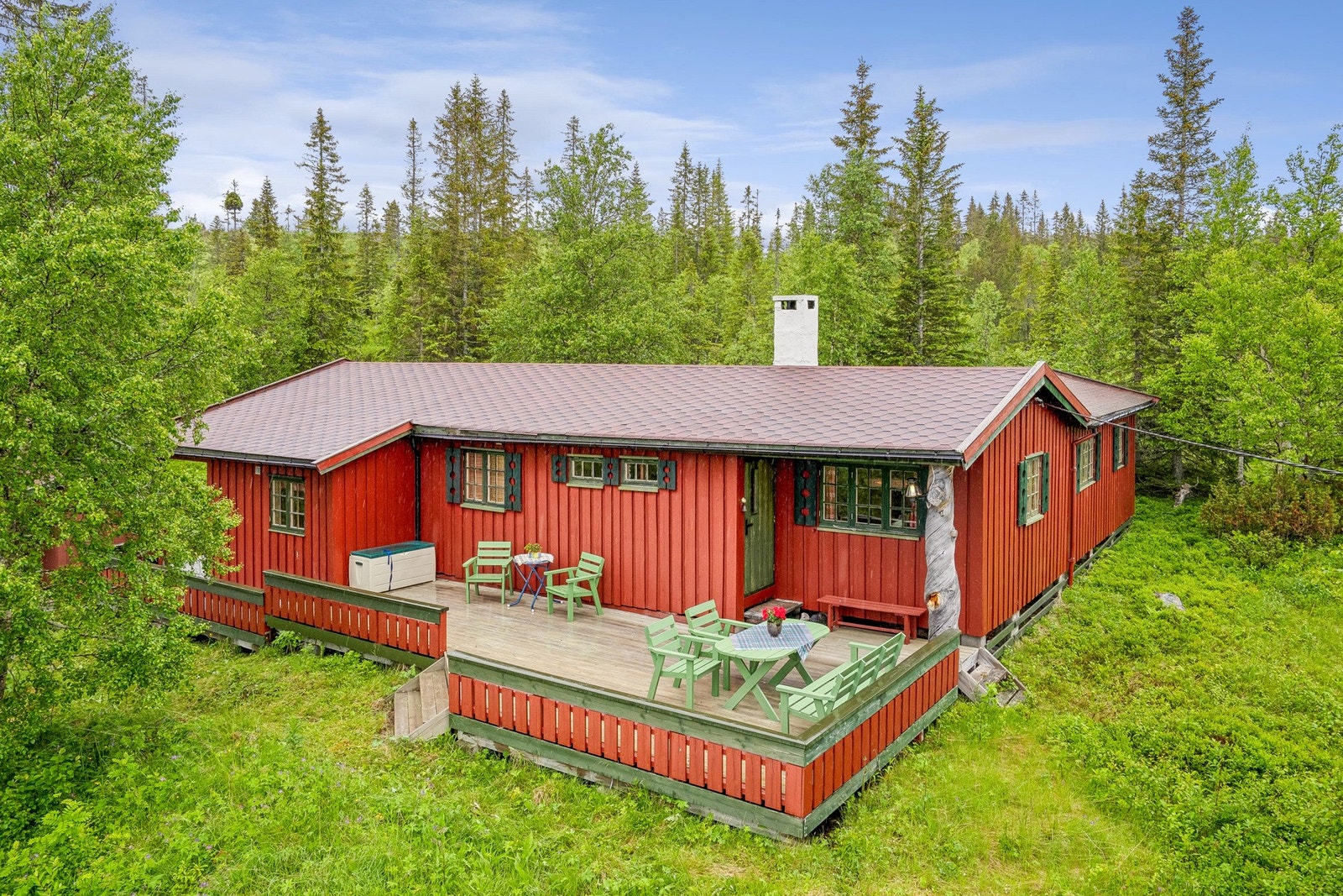 Fritidsboligen ligger i rolige og skjermede omgivelser, med gode muligheter for turer i naturen. Galleribilde