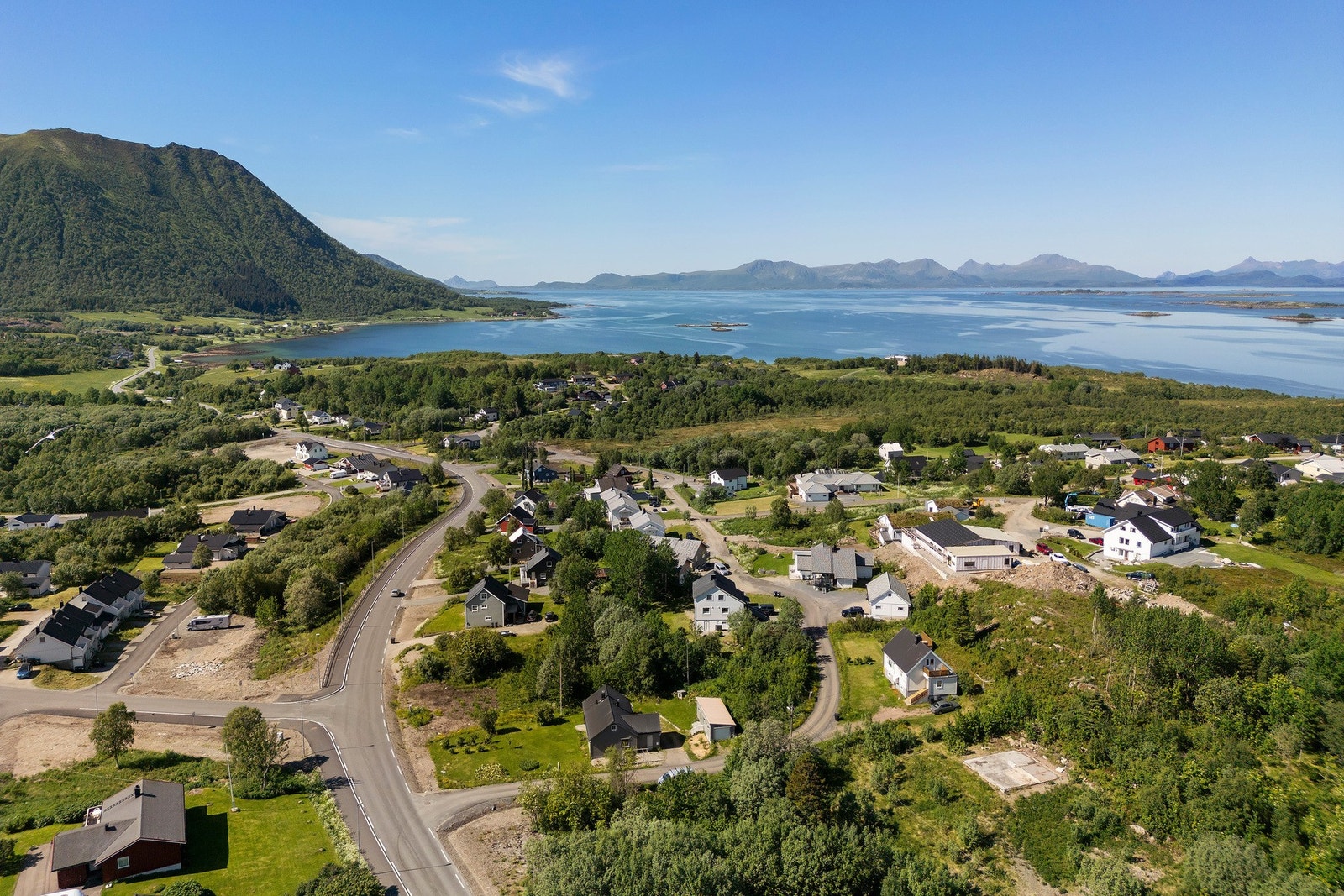 Eiendommen ligger i et etablert, rolig og barnevennlig boligområde i Tømmervika. Galleribilde
