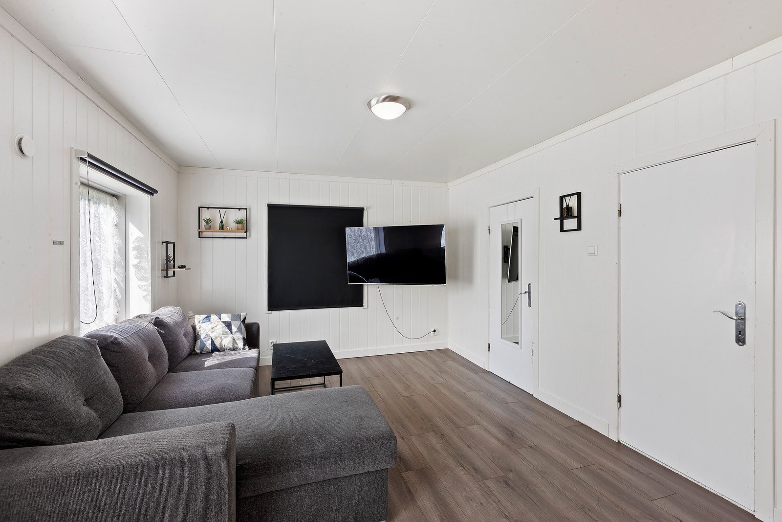Første dør leder ut til gang med videre adkomst til badet og vaskerommet, mens døren lengst inn fører til soverommet. Galleribilde