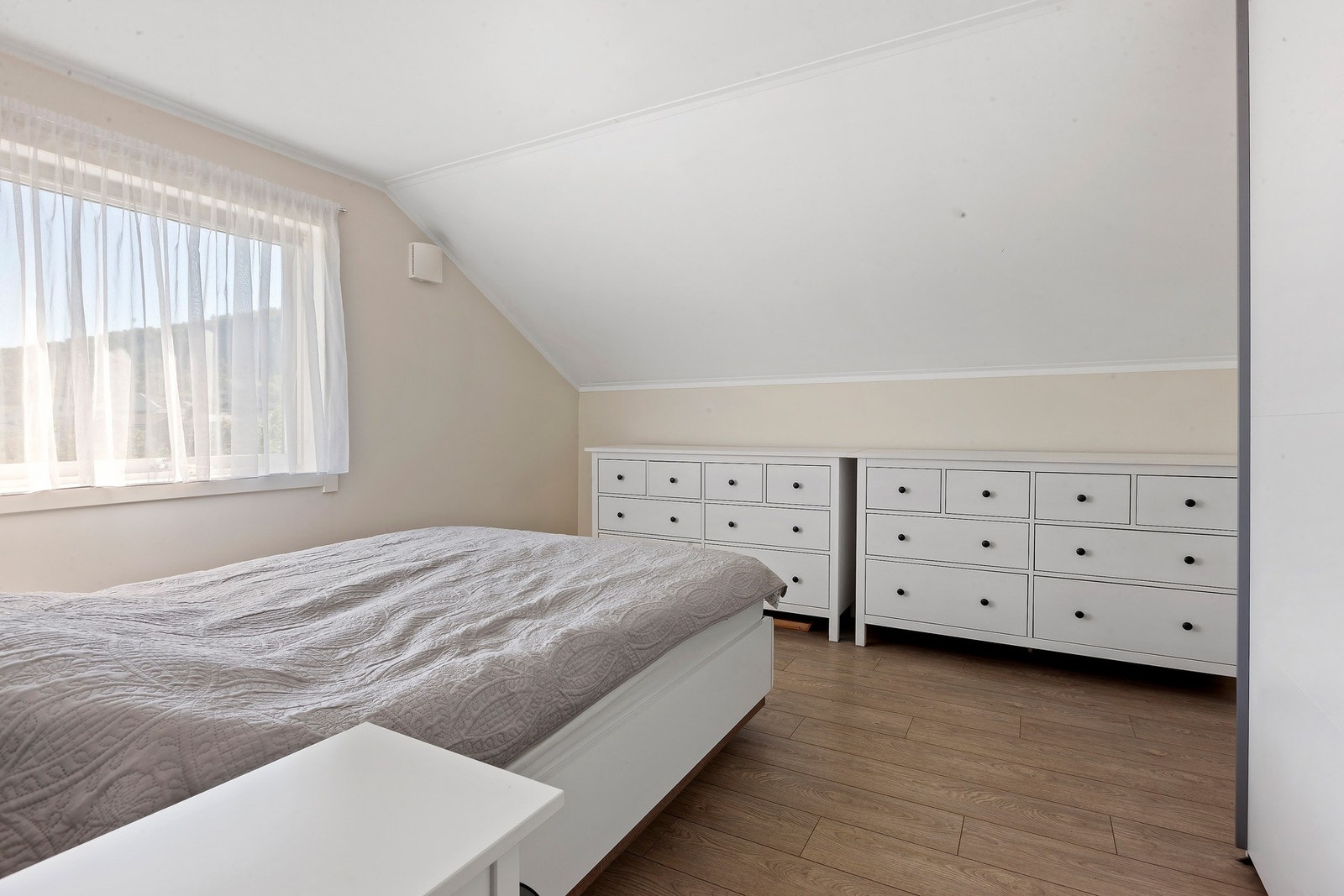 Boligen har 4 gode soverom. Romslig hovedsoverom med god plass til dobbeltseng og garderobe. Galleribilde