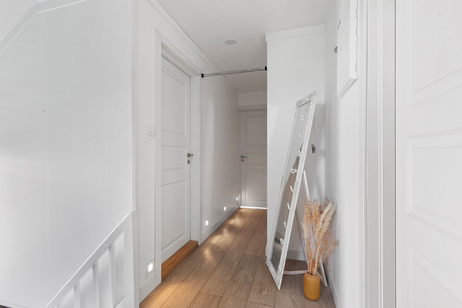 Fra loftsgangen er det adkomst til fire soverom og bad. Galleribilde