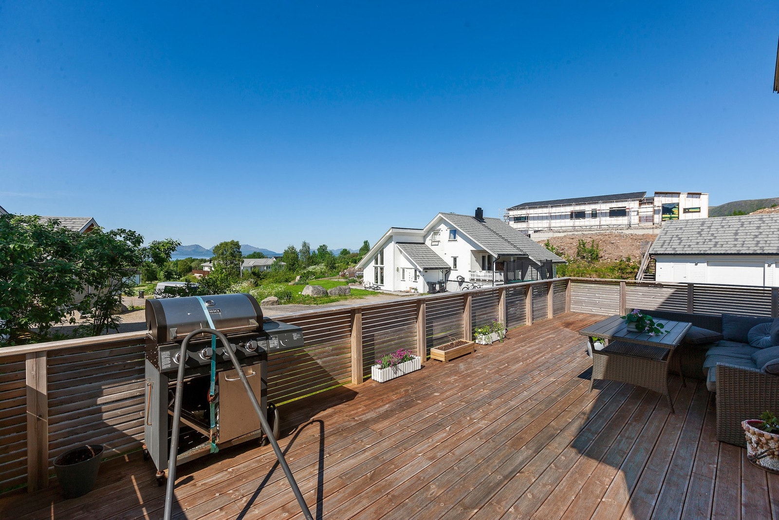 Verandaen har god plass til utemøbler og grill, og innbyr til lange, hyggelige sommerkvelder. Galleribilde