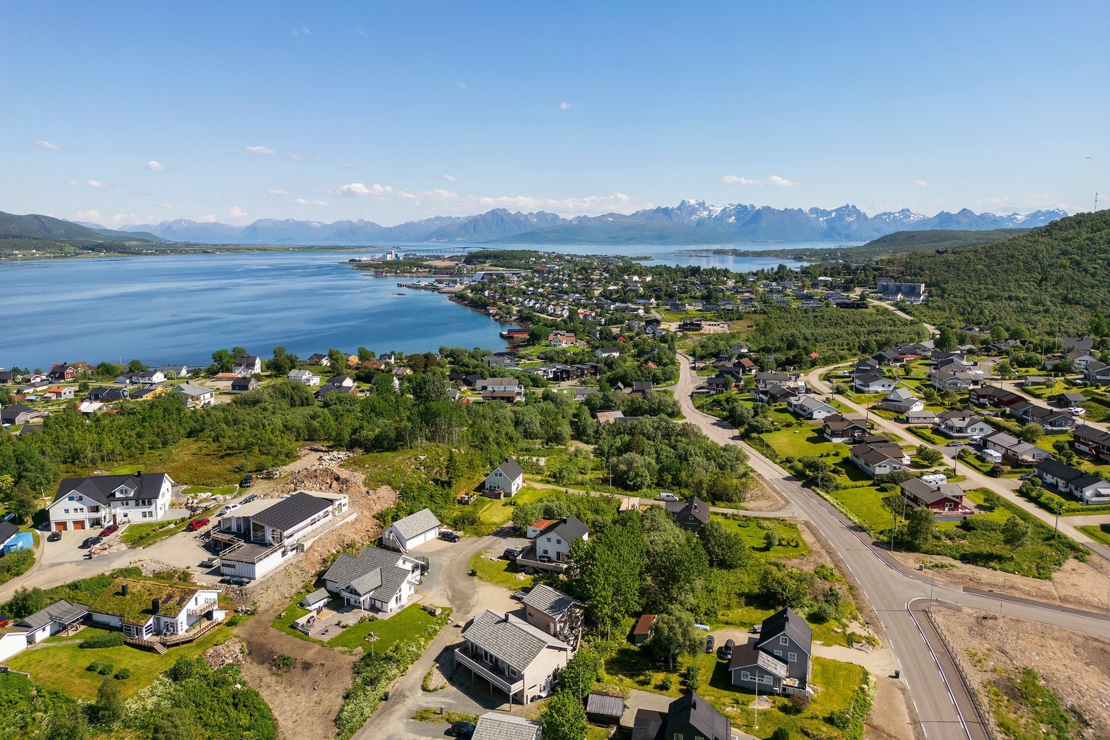 Eiendommen har en attraktiv beliggenhet, ca. 2 km vest for Stokmarknes sentrum. Galleribilde
