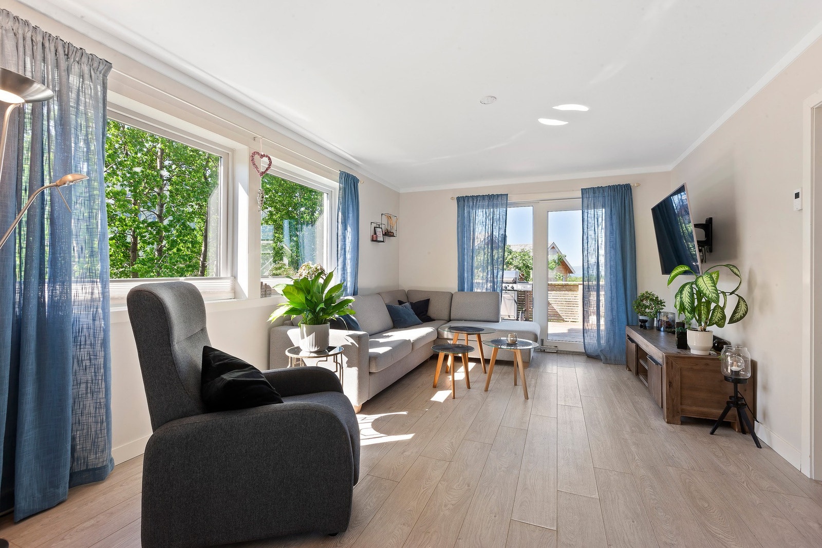 Fra stuen er det utgang til terrasse, noe som gir en naturlig forlengelse av oppholdsrommet i sommerhalvåret. Galleribilde