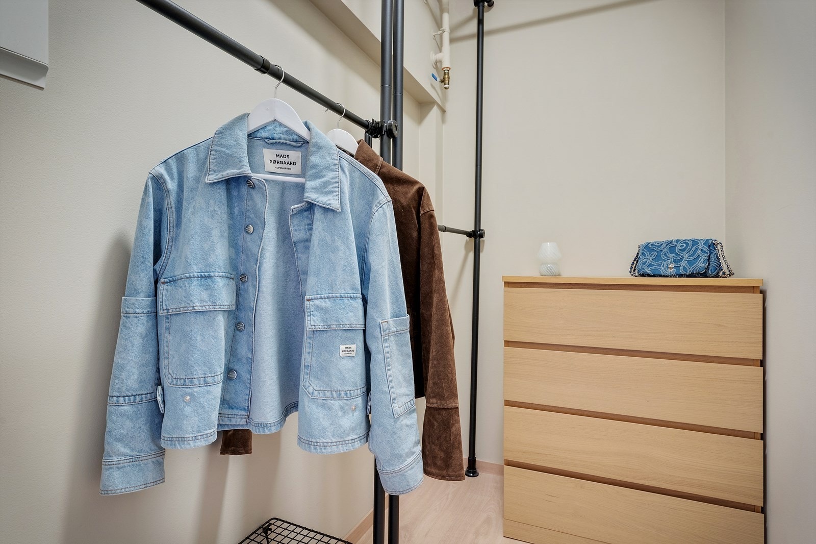 Boden har blitt omgjort til en praktisk walk in garderobe, med gode oppbevaringsmuligheter. Galleribilde