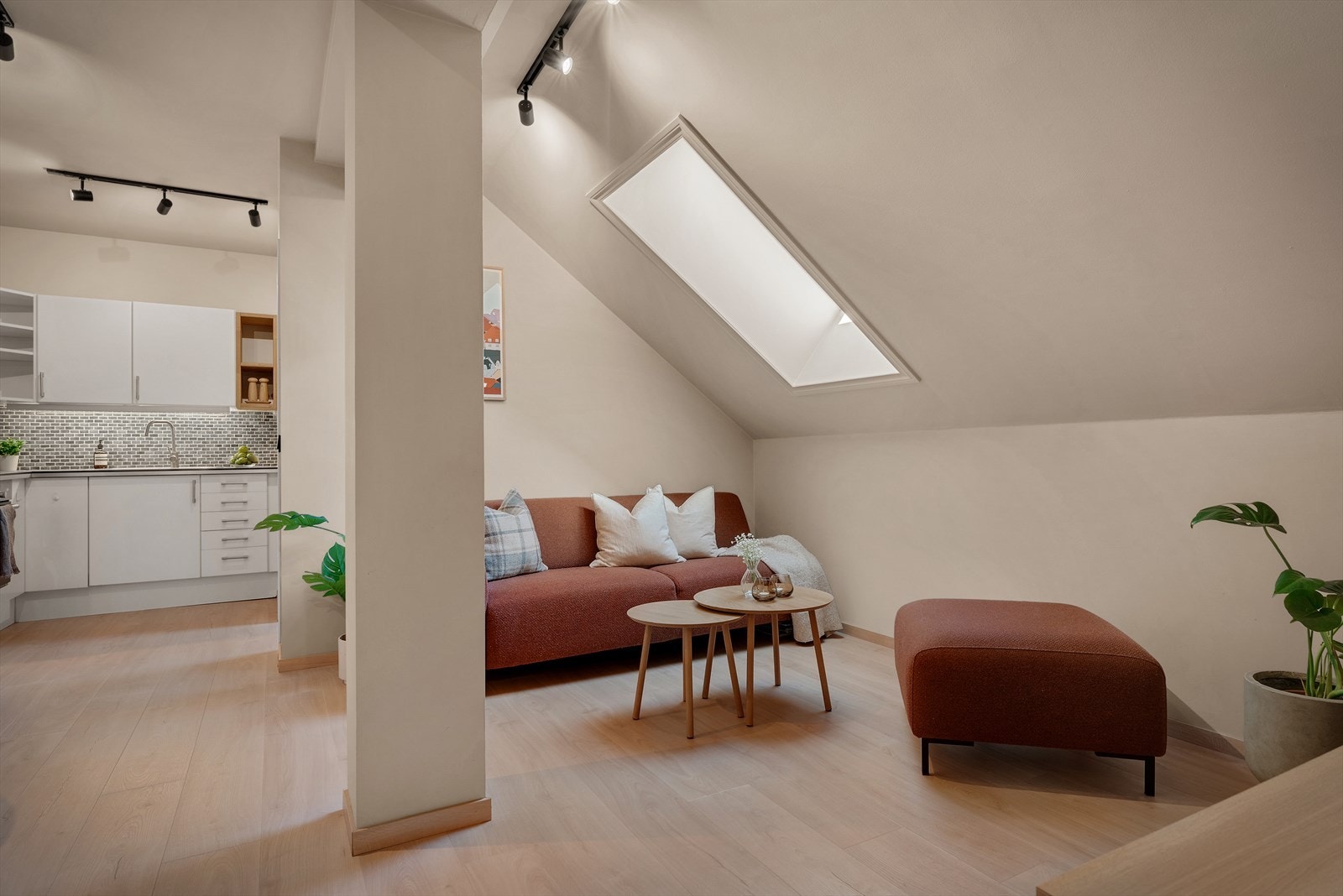 Stuen har en lun atmosfære med skråtak og gode møbleringsmuligheter. Galleribilde