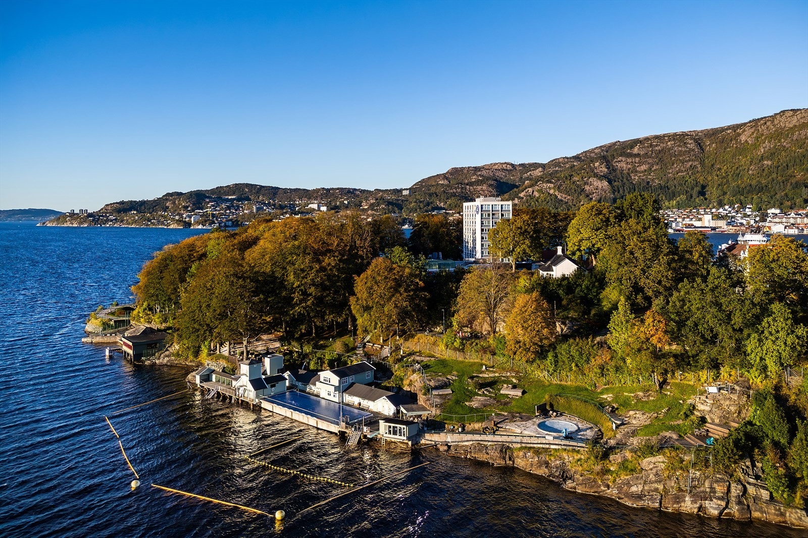Nordnes Sjøbad er et populært badeanlegg med saltvannsbasseng for store og små, samt flott utsikt over byfjorden. Galleribilde