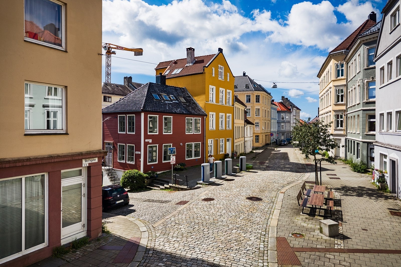 Fra leiligheten har du gangavstand til Nordnesparken, Nordnes Sjøbad, Akvariet og USF Verftet - attraktive destinasjoner som bidrar til den unike bylivsfølelsen på Nøstet. Galleribilde