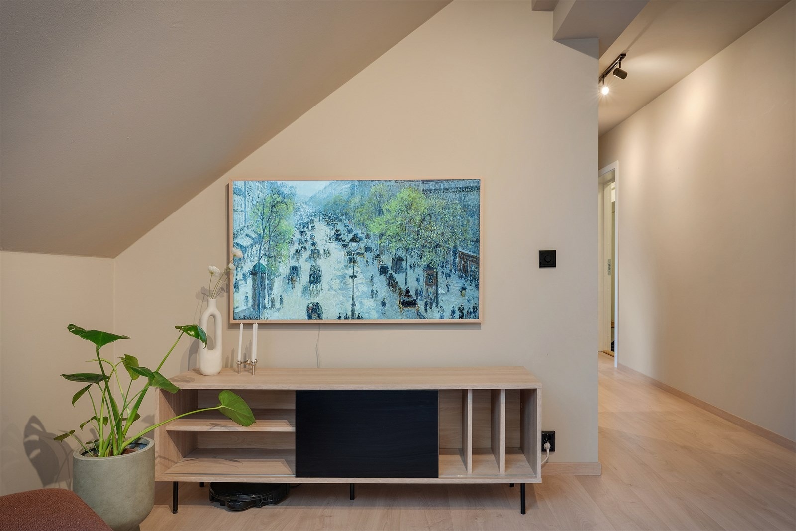 God plass til en romslig TV- og sofaseksjon Galleribilde