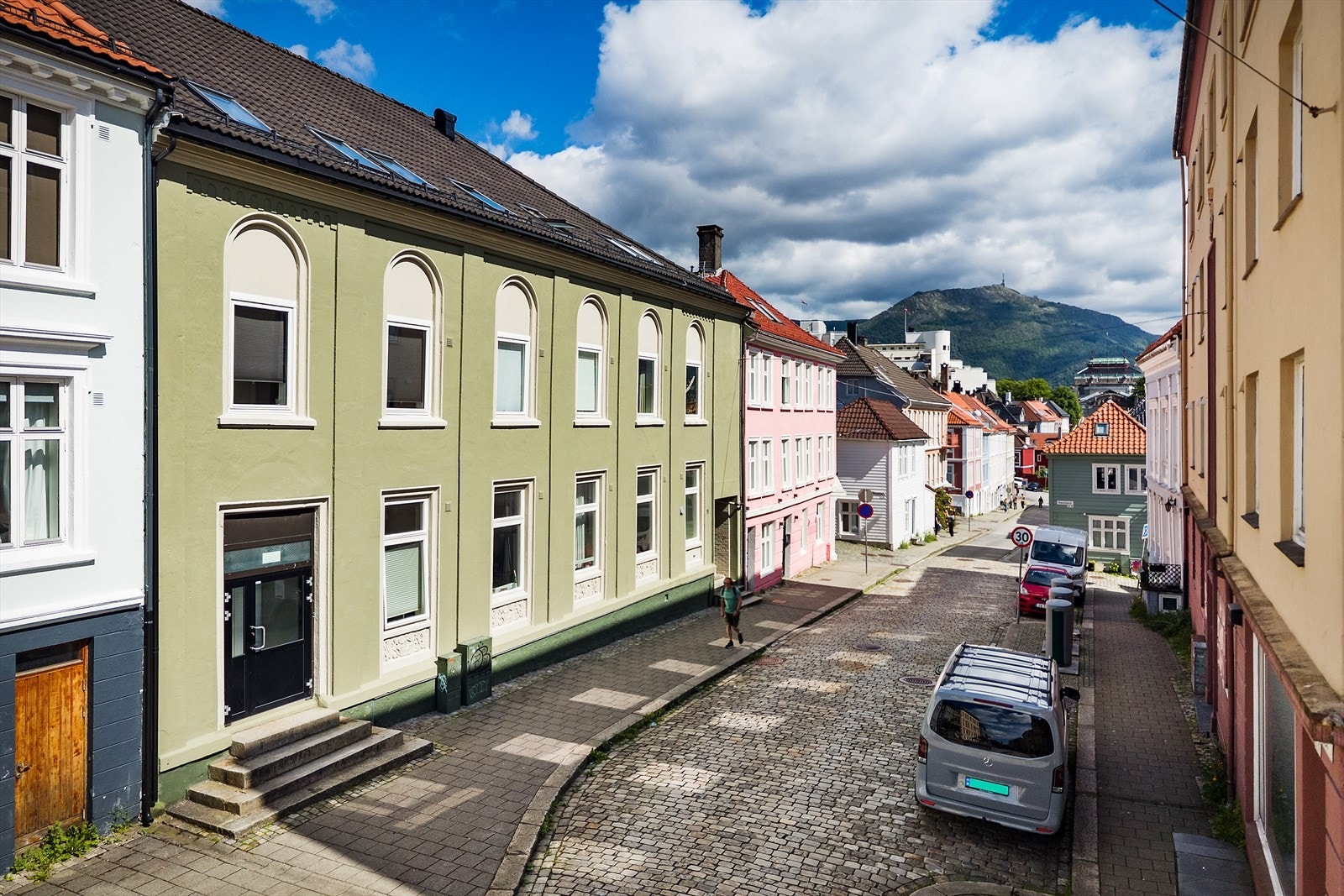 Leiligheten ligger i et sjarmerende bygg med en attraktiv og sentral beliggenhet, kun en kort spasertur fra byens pulserende byliv, hyggelige serveringssteder og et bredt utvalg av servicetilbud. Galleribilde