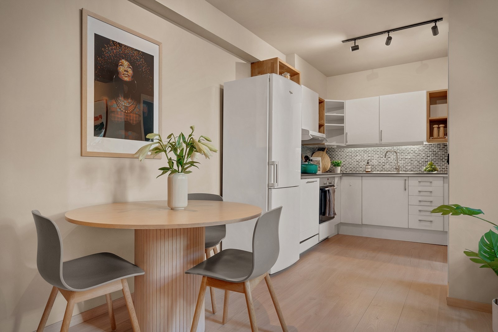 Dette er en flott og innbydende 3-roms leilighet med moderne kvaliteter og en sentral beliggenhet. Galleribilde