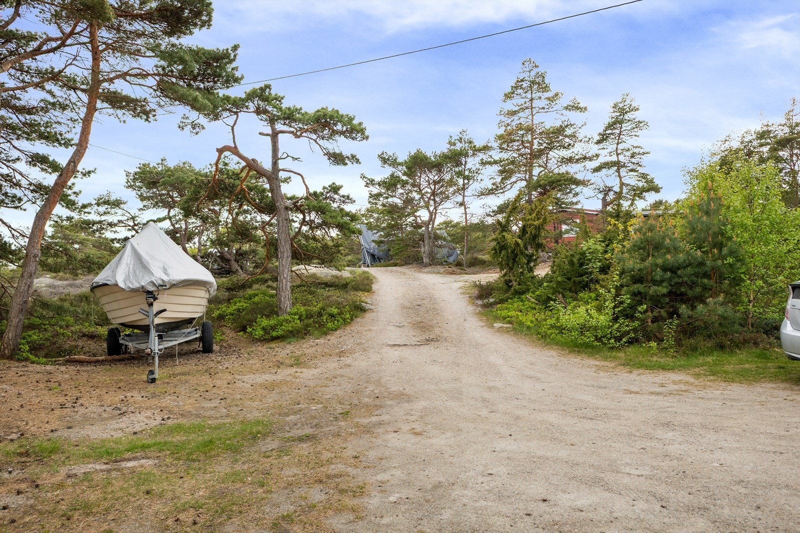 Det er bilvei nesten helt fram til hytta. Bilen parkerer du i enden av blindveien. Galleribilde
