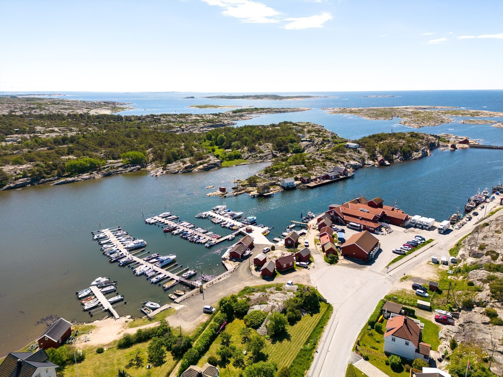 Utgårdskilen med båthavn og flotte badestrender ligger i gangavstand. Galleribilde