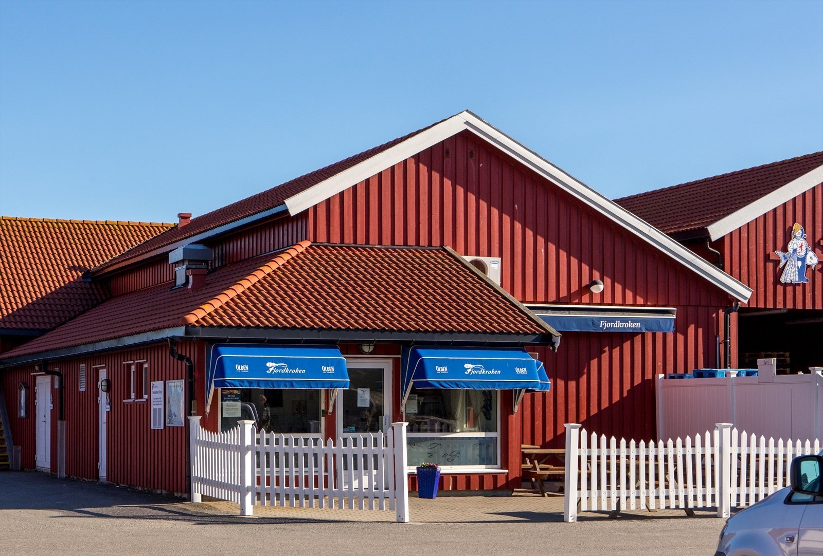 Fjordkroken ligger i behagelig gangavstand fra hytta og byr på nydelig, fersk sjømat. Galleribilde