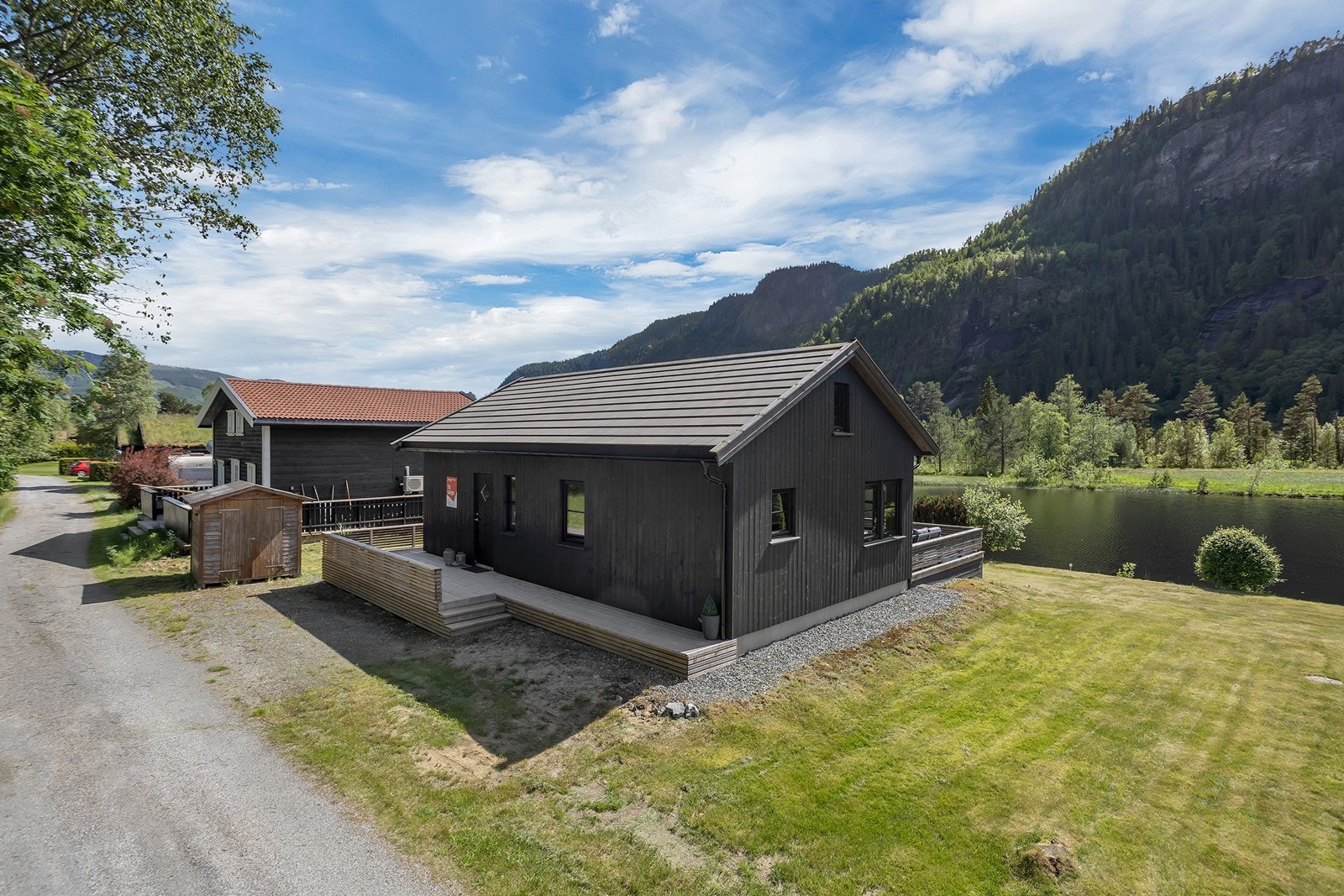 Parkering rett utenfor. Her har ma
n terrasse rundt neste hele eiendommen Galleribilde