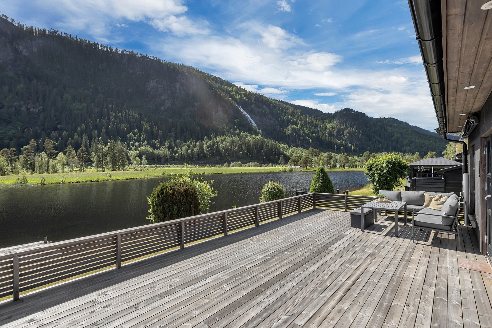 Stor og solrik terrasse, rett ved vannet. Her kan virkelig sommeren nytes! Galleribilde