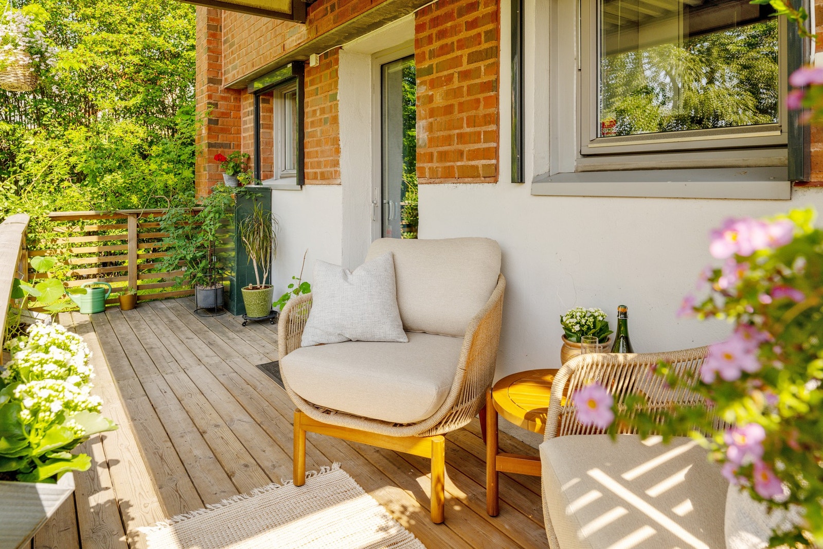 Den romslige terrassen vender mot sydvest og har gode solforhold. Her har man sol fra rundt kl. 12.00 - kl. 21.00 på sommeren. Galleribilde