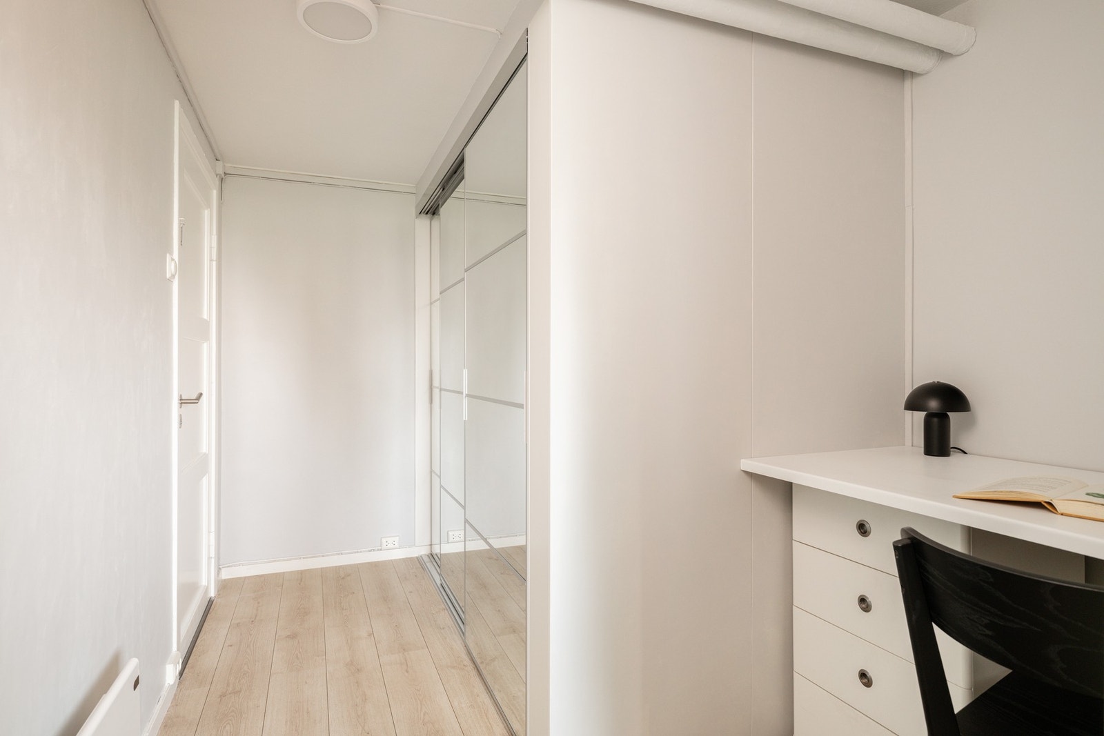 Praktisk garderobekøsning med svært gode oppbevaringsmuligheter i garderobeskapsrekke. Galleribilde