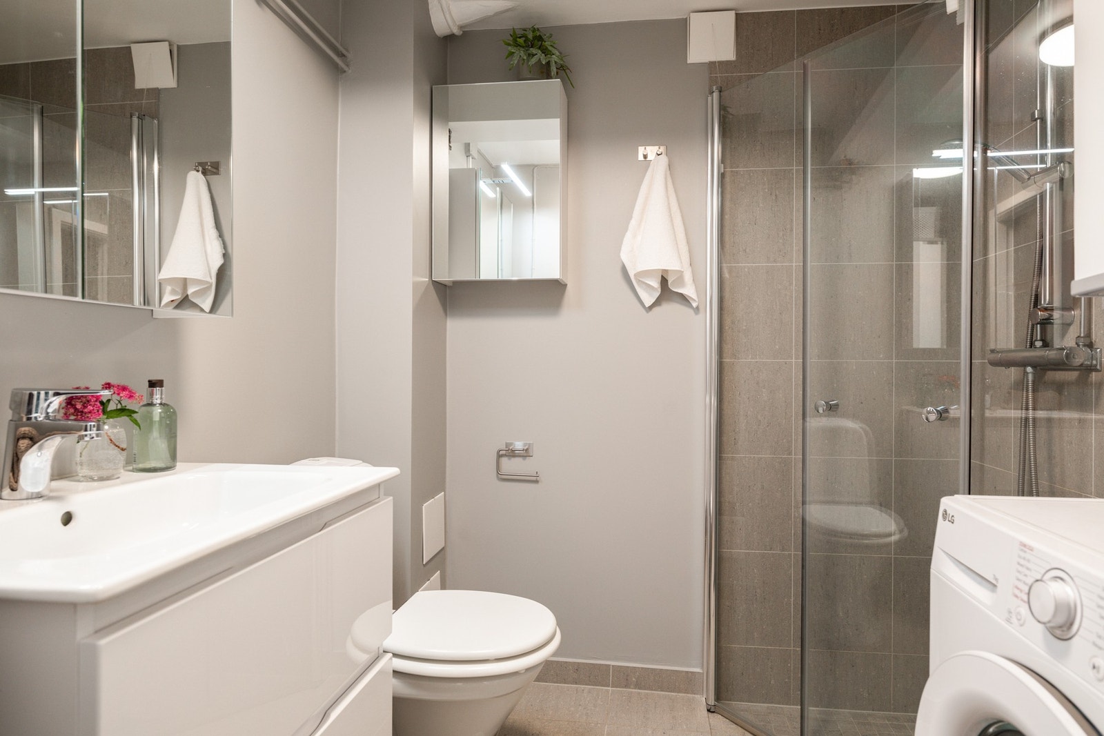Gulvstående toalett. På badet er det opplegg for vaskemaskin. Galleribilde